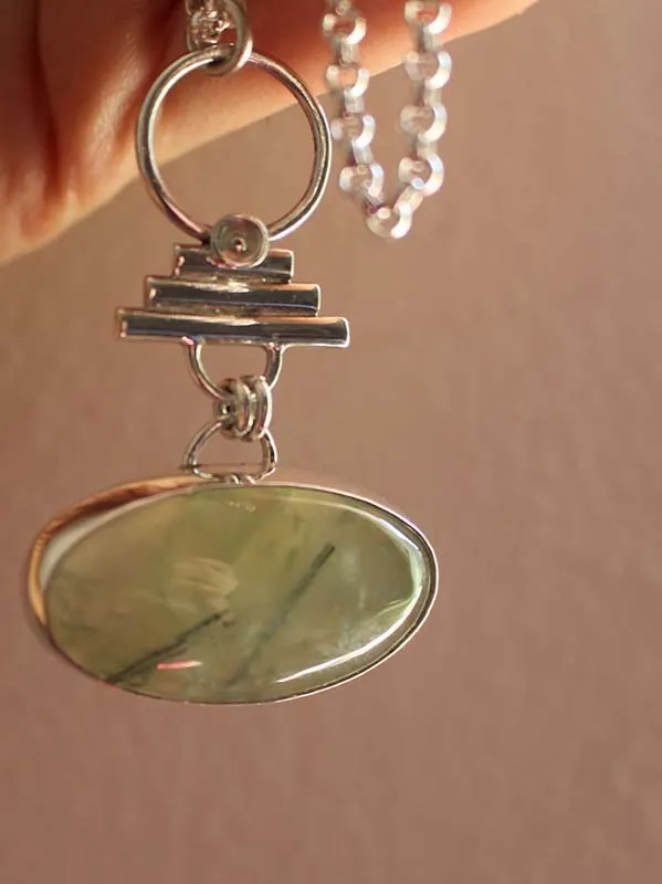 Maïa, collier romain en argent et prehnite