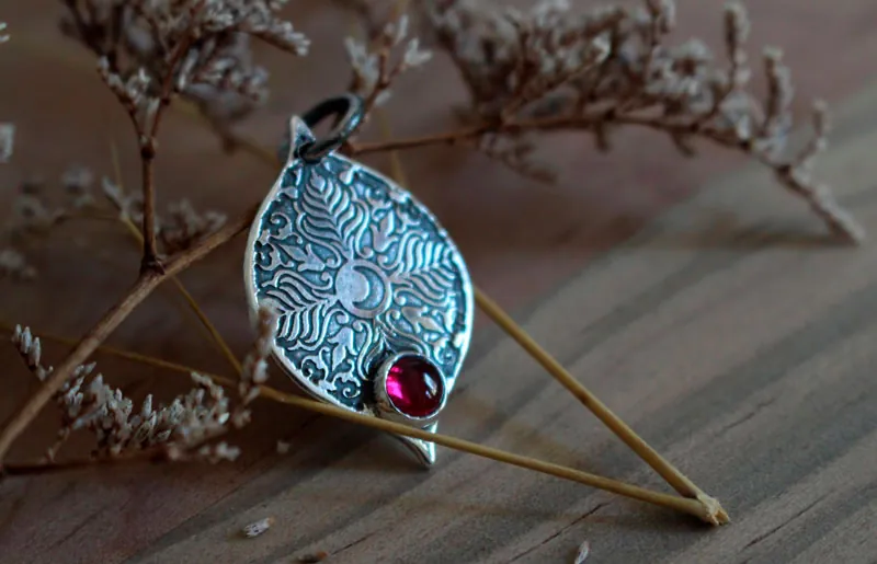 Mama Quilla, pendentif inca pierre de naissance en argent et rubis