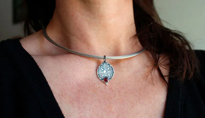 Mama Quilla, pendentif inca pierre de naissance en argent et rubis