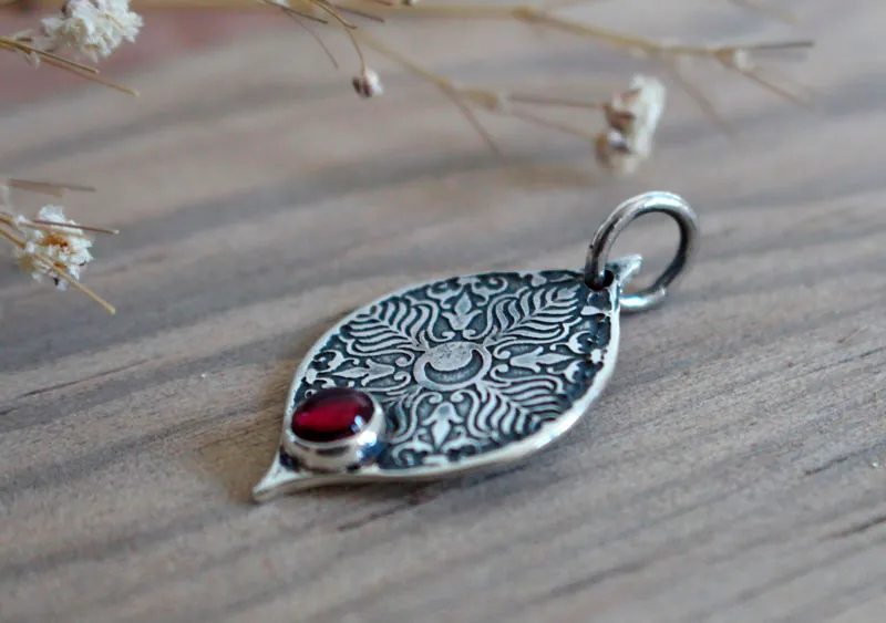 Mama Quilla, pendentif inca pierre de naissance en argent et rubis