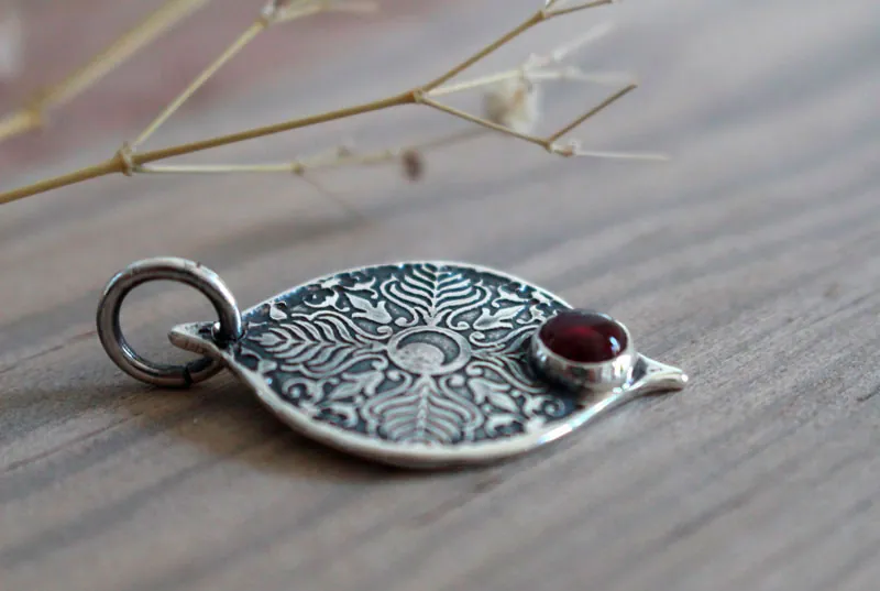 Mama Quilla, pendentif inca pierre de naissance en argent et rubis