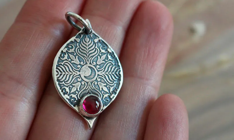 Mama Quilla, pendentif inca pierre de naissance en argent et rubis