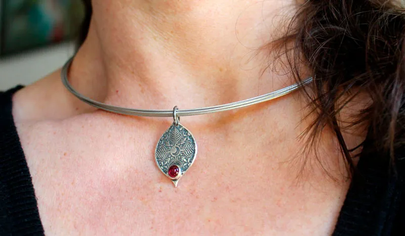 Mama Quilla, pendentif inca pierre de naissance en argent et rubis