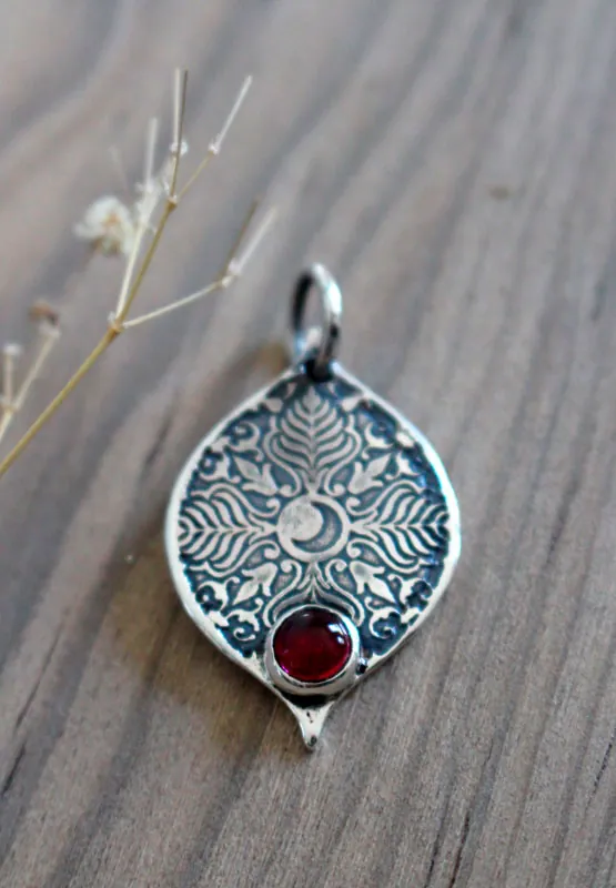 Mama Quilla, pendentif inca pierre de naissance en argent et rubis