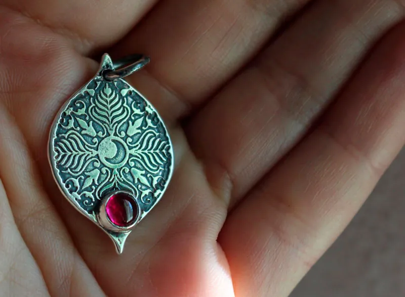 Mama Quilla, pendentif inca pierre de naissance en argent et rubis