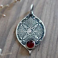 Mama Quilla, pendentif inca pierre de naissance en argent et rubis