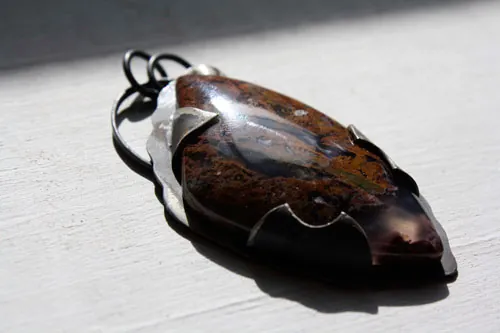 Marée montante, pendentif algue rouge en argent et agate Maury Mountains
