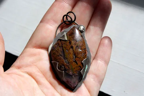 Marée montante, pendentif algue rouge en argent et agate Maury Mountains