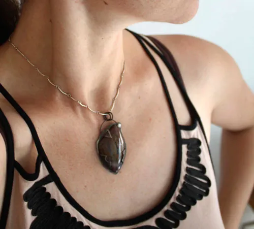 Marée montante, pendentif algue rouge en argent et agate Maury Mountains