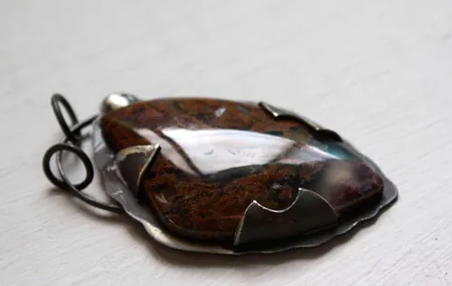 Marée montante, pendentif algue rouge en argent et agate Maury Mountains