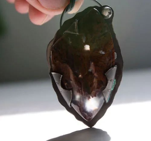 Marée montante, pendentif algue rouge en argent et agate Maury Mountains