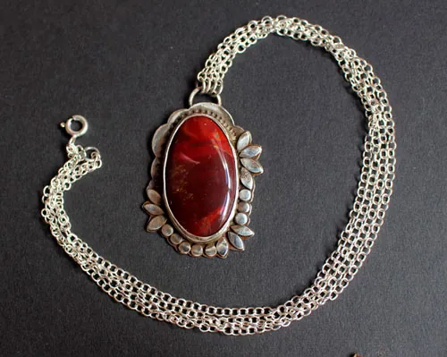 Marie-Antoinette, collier fleur baroque camée en argent et jaspe mookaïte