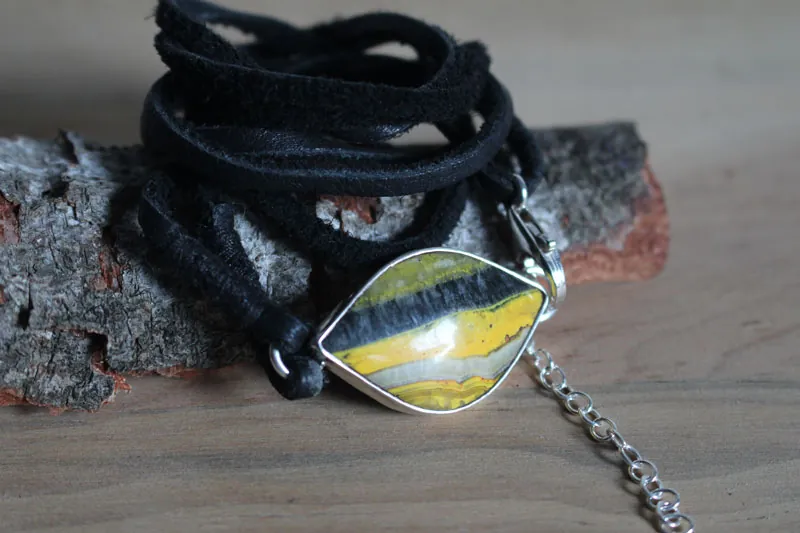 Mellonia, bracelet élegance de la nature en argent, cuir et jaspe bumblebee