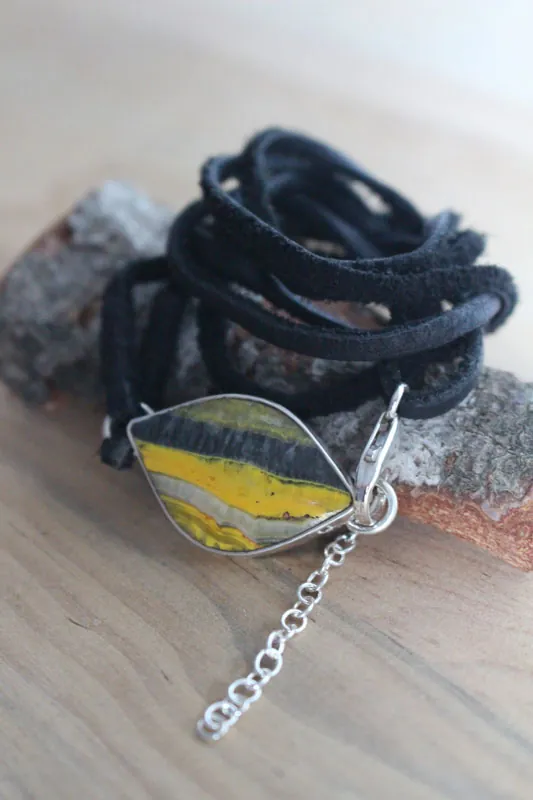 Mellonia, bracelet élegance de la nature en argent, cuir et jaspe bumblebee