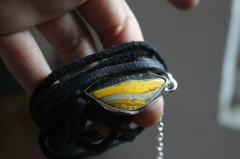 Mellonia, bracelet élegance de la nature en argent, cuir et jaspe bumblebee