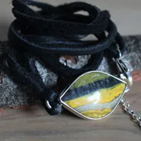 Mellonia, bracelet élegance de la nature en argent, cuir et jaspe bumblebee