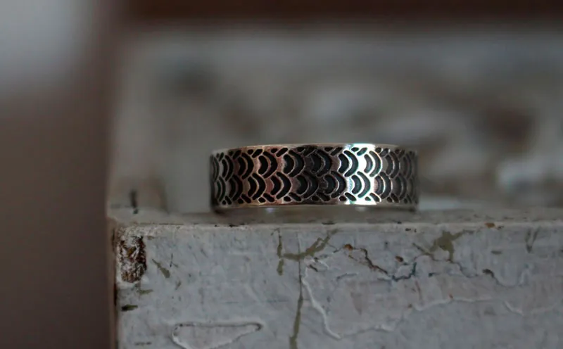 Mélusine, bague écailles de serpent en argent