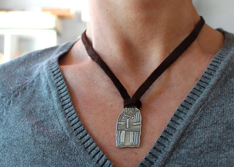 Menhir de la dame de Saint-Sernin, collier stèle féminine néolithique en argent