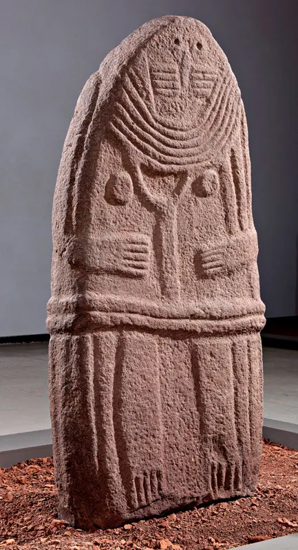 Menhir de la dame de Saint-Sernin, collier stèle féminine néolithique en argent