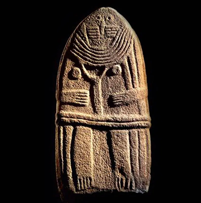 Menhir de la dame de Saint-Sernin, collier stèle féminine néolithique en argent