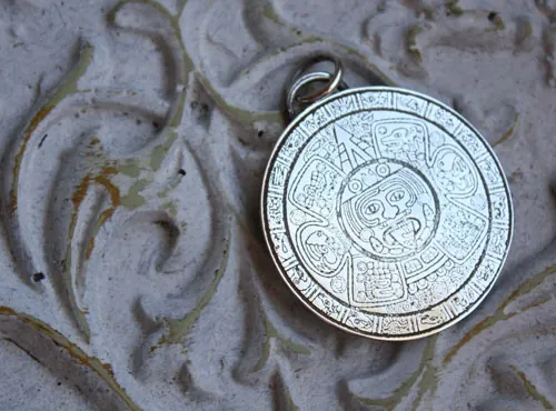 Mésoamérique, pendentif calendrier préhispanique aztèque et maya en argent