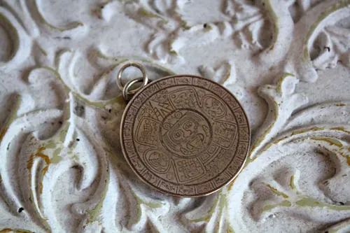 Mésoamérique, pendentif calendrier préhispanique aztèque et maya en argent