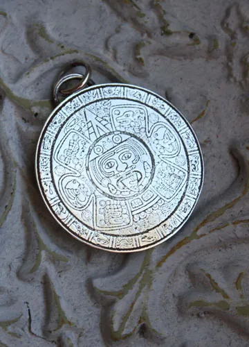 Mésoamérique, pendentif calendrier préhispanique aztèque et maya en argent