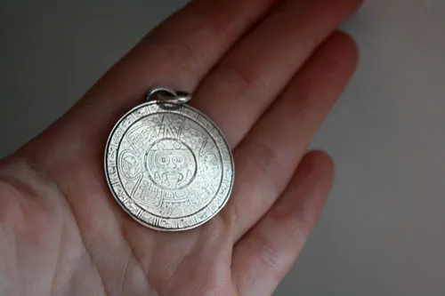 Mésoamérique, pendentif calendrier préhispanique aztèque et maya en argent