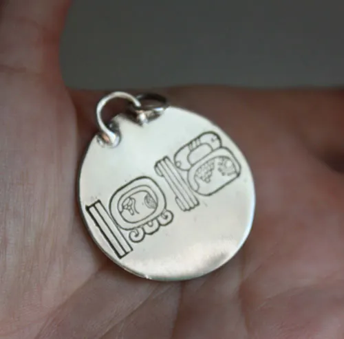Mésoamérique, pendentif calendrier préhispanique aztèque et maya en argent