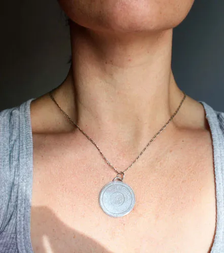 Mésoamérique, pendentif calendrier préhispanique aztèque et maya en argent
