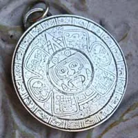 Mésoamérique, pendentif calendrier préhispanique aztèque et maya en argent