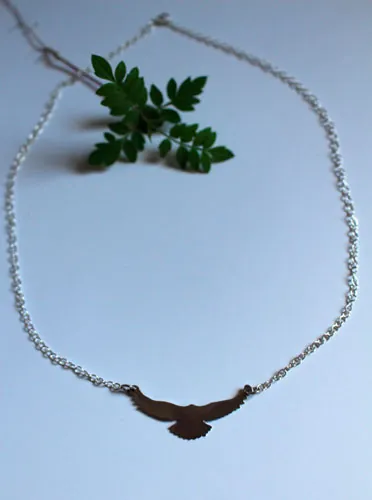 Message, collier symbole de l’oiseau en argent