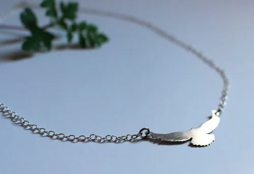 Message, collier symbole de l’oiseau en argent