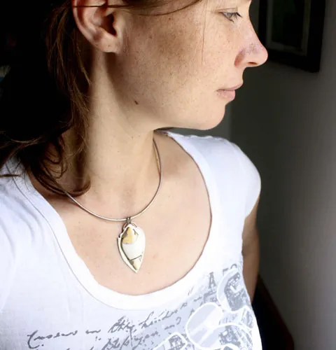 Métaphysique, pendentif mystère de la nature en argent et jaspe mookaïte bréchite