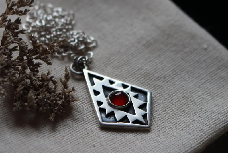 Miroir de l’âme, collier croix aztèque en argent et cornaline