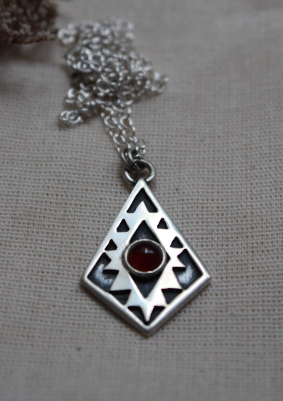 Miroir de l’âme, collier croix aztèque en argent et cornaline