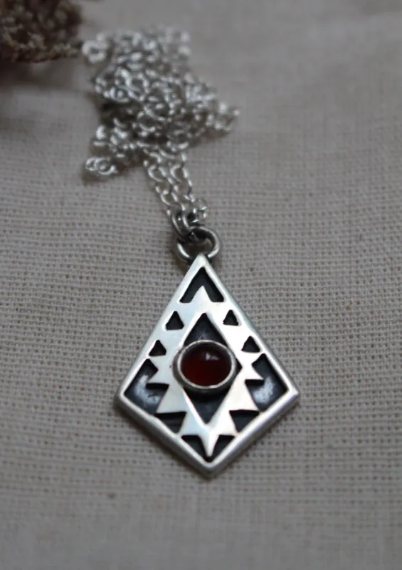 Miroir de l’âme, collier croix aztèque en argent et cornaline