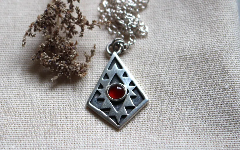 Miroir de l’âme, collier croix aztèque en argent et cornaline