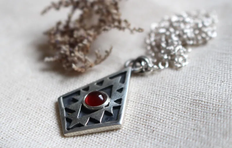 Miroir de l’âme, collier croix aztèque en argent et cornaline