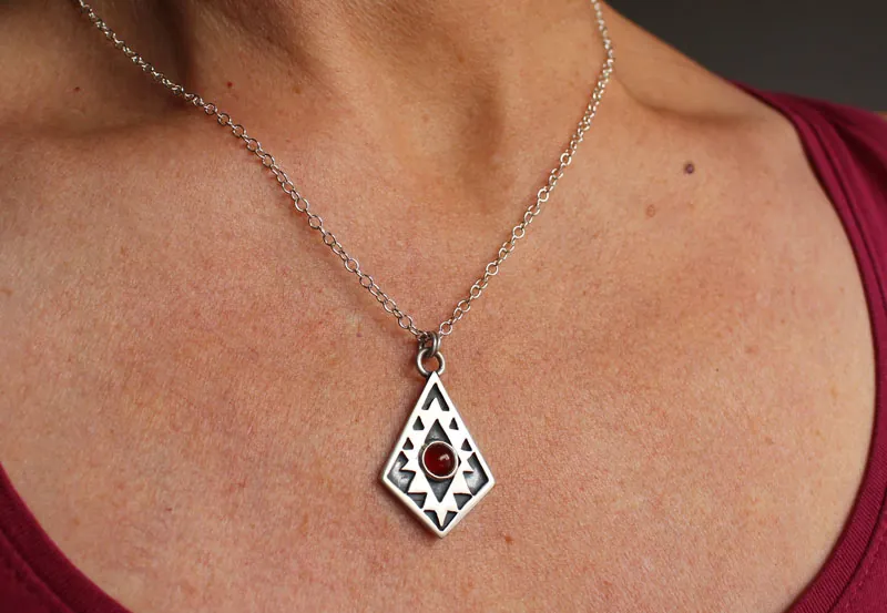 Miroir de l’âme, collier croix aztèque en argent et cornaline