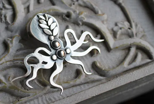 Monsieur octopus, broche pieuvre élégante en argent