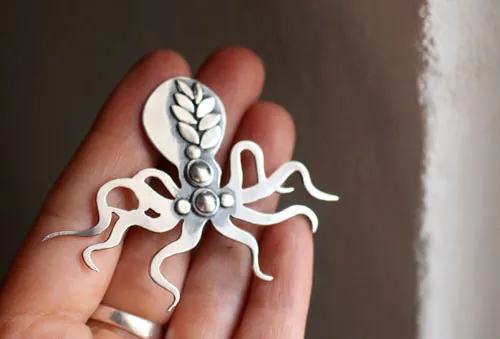 Monsieur octopus, broche pieuvre élégante en argent