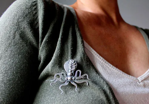 Monsieur octopus, broche pieuvre élégante en argent