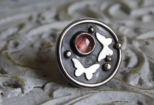 Mourir avec les roses, bague papillon totem en argent et tourmaline rose