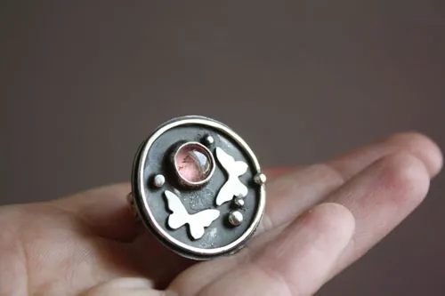 Mourir avec les roses, bague papillon totem en argent et tourmaline rose