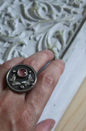 Mourir avec les roses, bague papillon totem en argent et tourmaline rose
