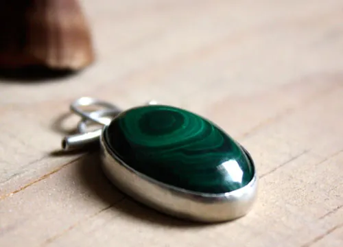 Mousse, pendentif sanctuaire des sous-bois en argent et malachite