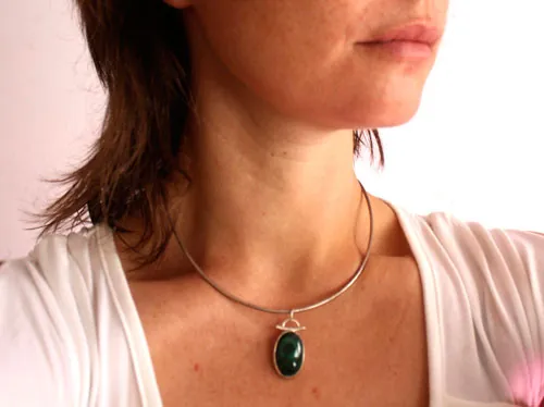 Mousse, pendentif sanctuaire des sous-bois en argent et malachite