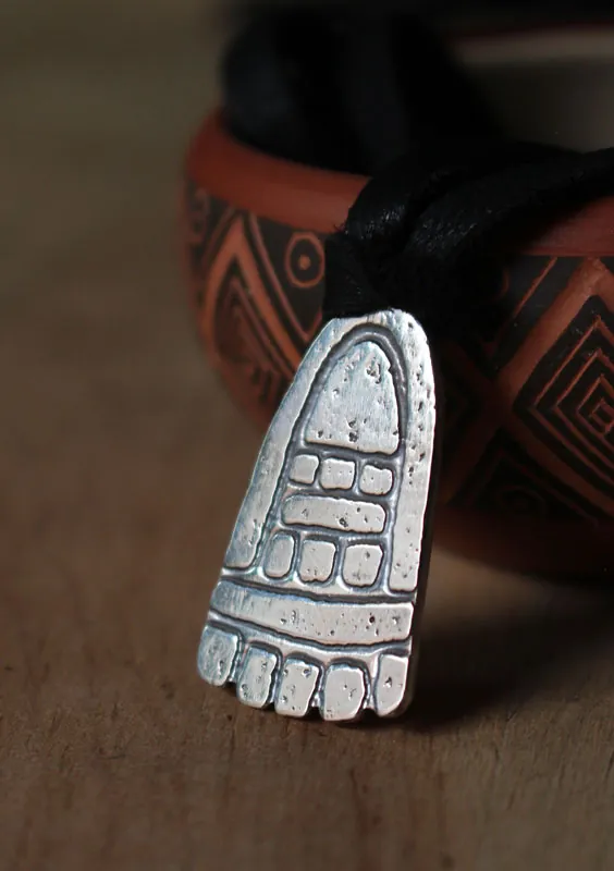 Mouvement, collier pied olmèque en argent