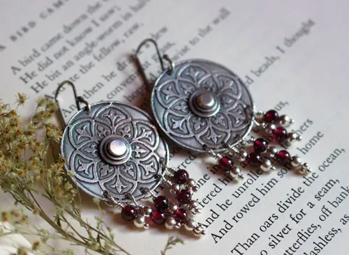 Murmure du bouclier, boucles d’oreilles médiévales en argent et grenat